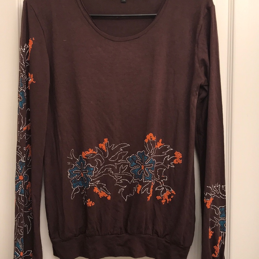 Beautiful embroidered top NWOT sz M